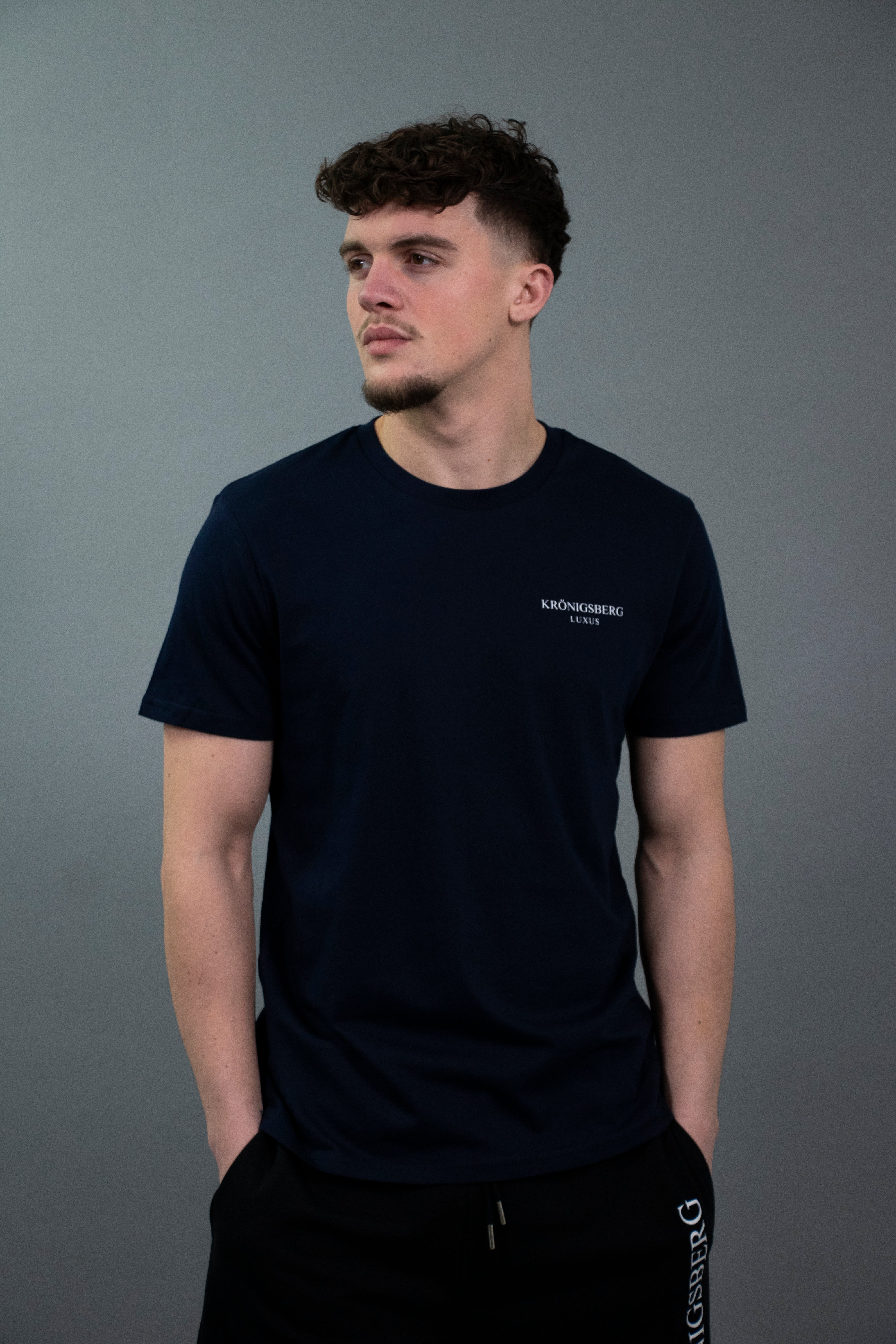T-Shirt Navy Design Badge