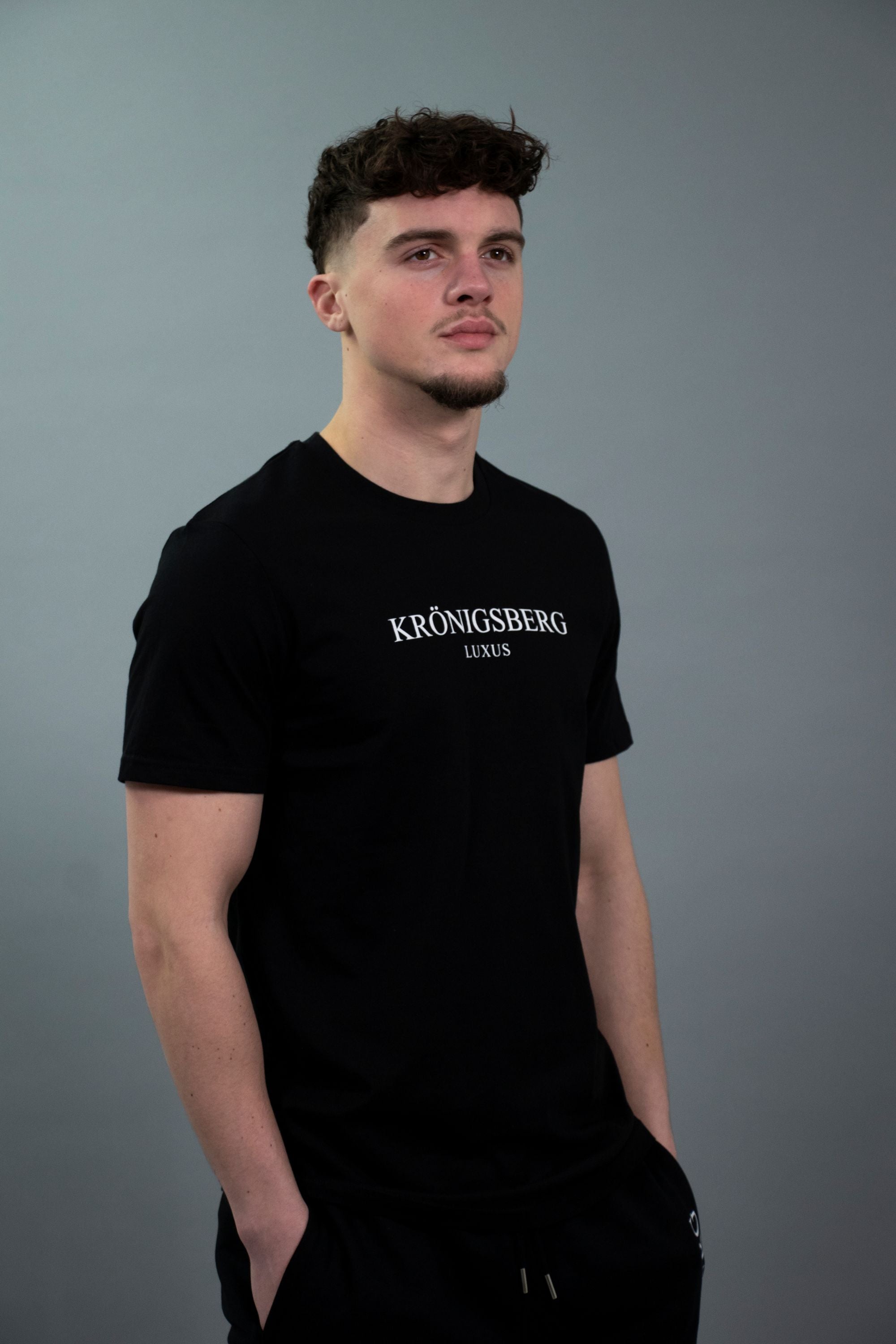 T-Shirt Zwart Design Chest Text