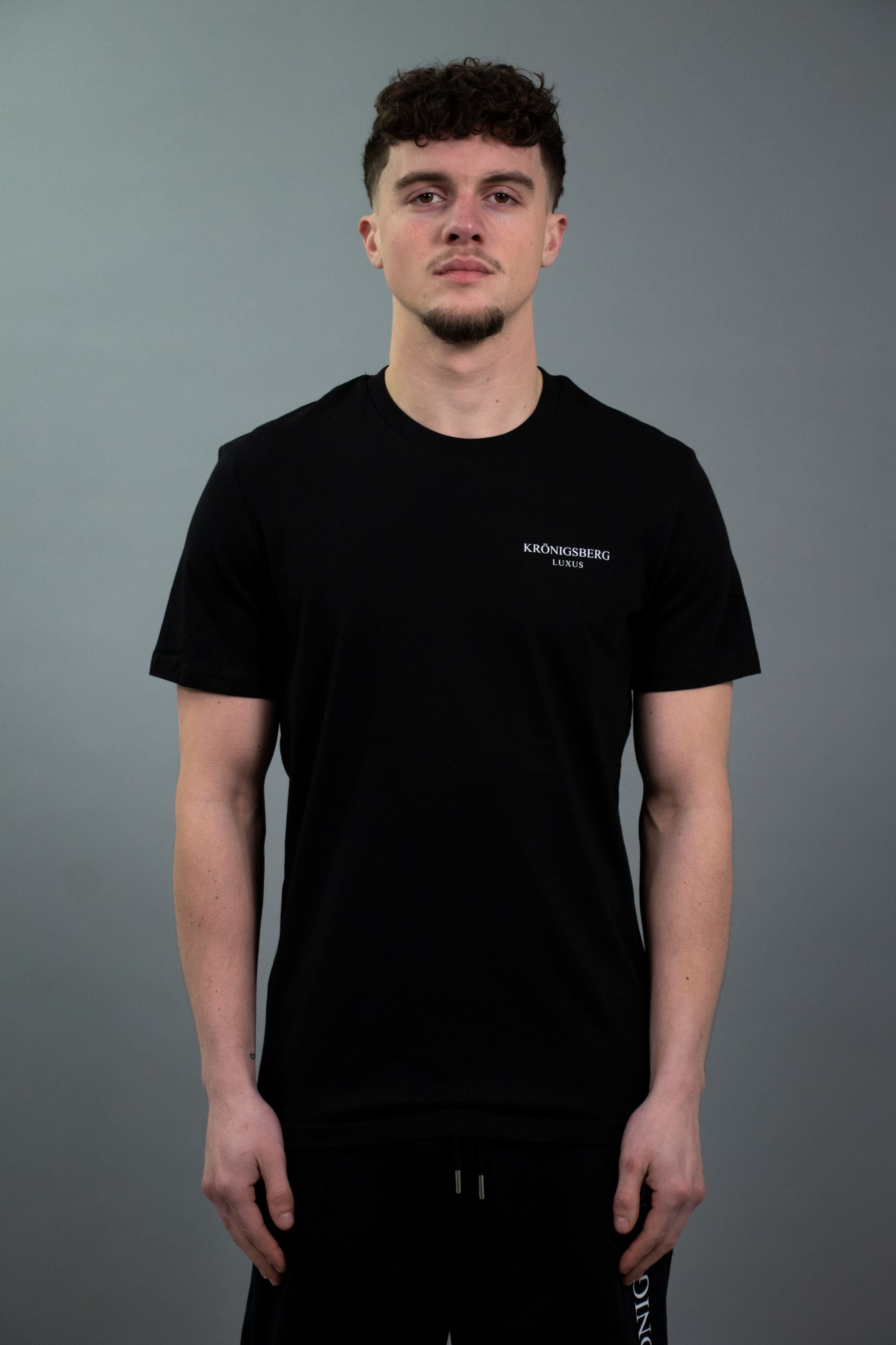 T-Shirt Zwart Design Badge